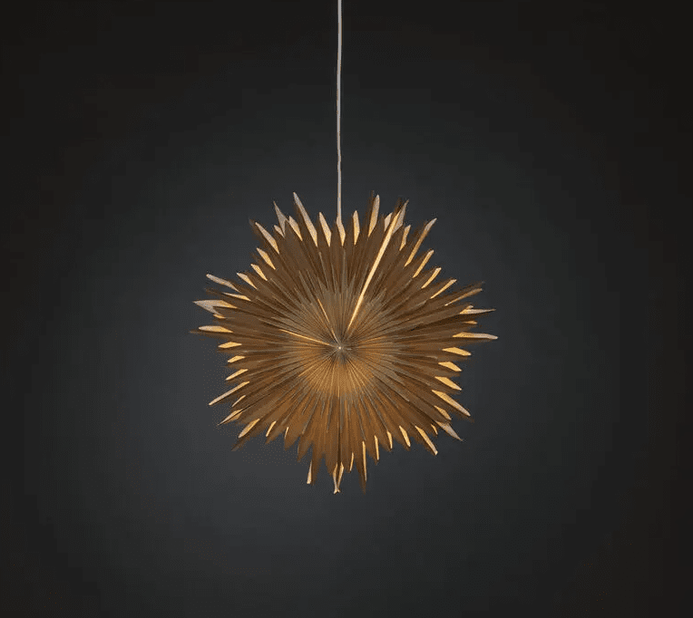 Papirstjerne Ø46 Brun Fra Konstsmide - Perfekt &aring; henge i vinduet eller mot en vakker vegg &ndash; en tidl&oslash;s dekorasjon som forgyller hvert rom med enkel eleganse.