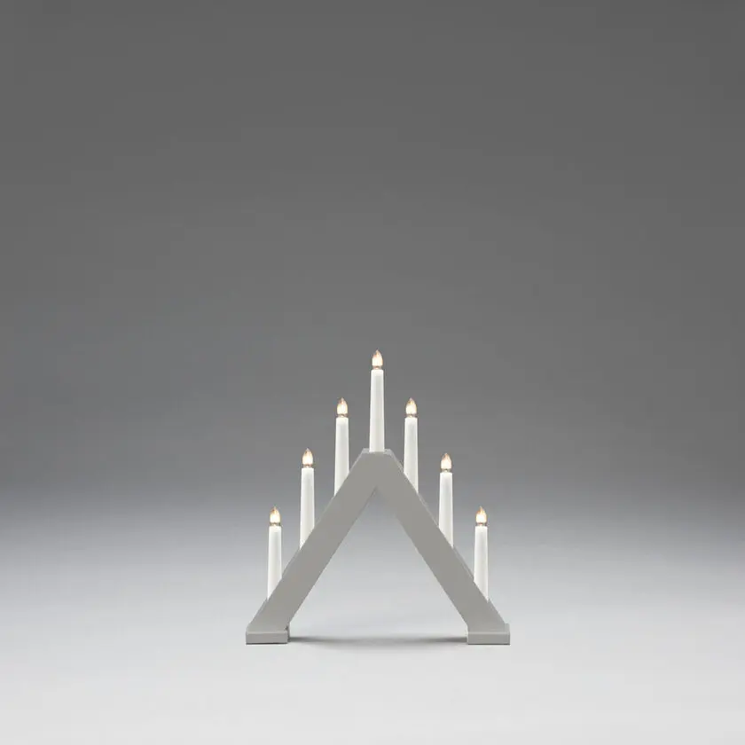 Candelabra 7 Lights Grå Fra Konstsmide - Den klassiske pyramideformen er kombinert med et minimalistisk design, noe som gj&oslash;r den til en perfekt interi&oslash;rdetalj i b&aring;de tradisjonelle og moderne hjem.