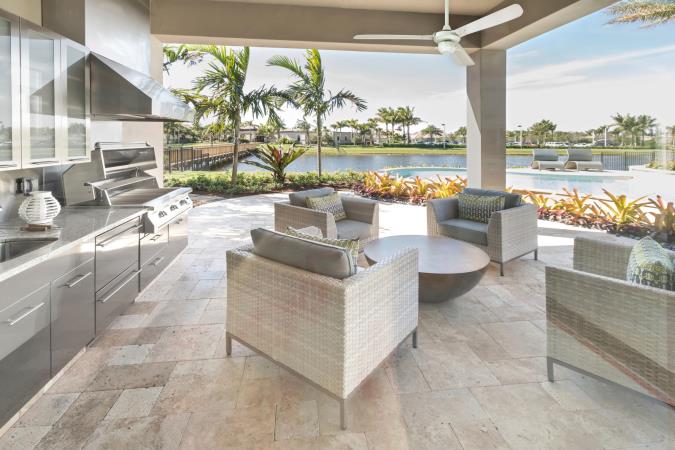 Mountain Gale Ø132 Hvit Fra Westinghouse - Takviften Mountain Gale er designet for både innendørs og utendørs bruk, noe som gjør den perfekt for områder som verandaer og terrasser.