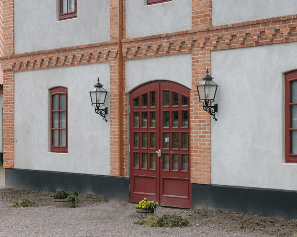 Eriksberg Oksidert kobber utendørslampe Fra Westal - Lykten har en nedre del av antikksvart smiing og en kropp i sterkt oksidert kobber, som gir et elegant og tidl&oslash;st design.