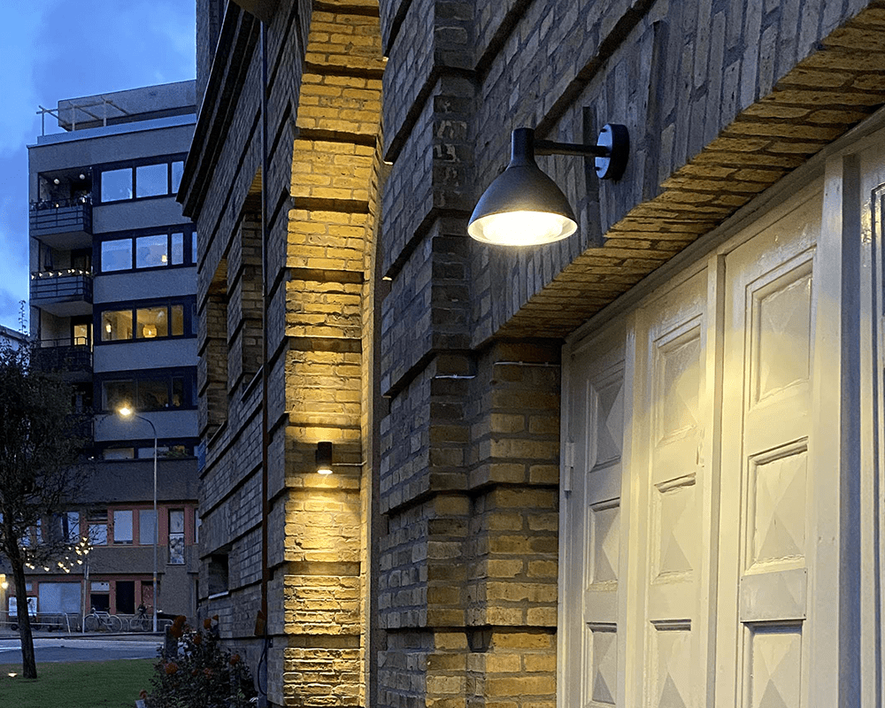 Ark Mini Antrasitt utendørslampe Fra Westal - Ark mini vegglampe er en veggarmatur med dempet downlight, laget av kromatert og pulverlakkert aluminium med blendingsbeskyttelse i PET-G.