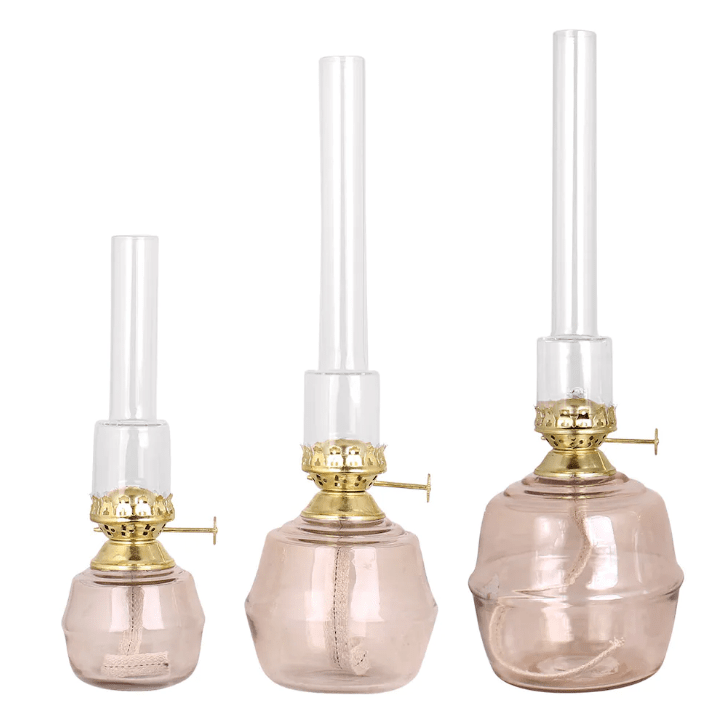 Kerosene Lamp Majken Big Rosa Fra Strömshaga - Brennere i klart glass og brennere i messing.