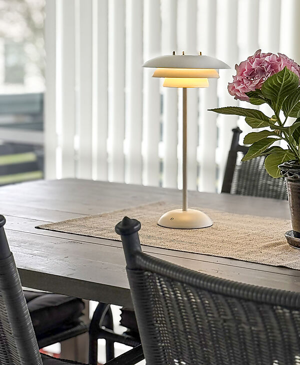 Epsilon 37cm Hvit bærbar Fra Aneta Lighting - Epsilon er en elegant, b&aelig;rbar bordlampe for innend&oslash;rs bruk med et tidl&oslash;st design og en ber&oslash;ringsdimmer som er diskret plassert p&aring; sokkelen.