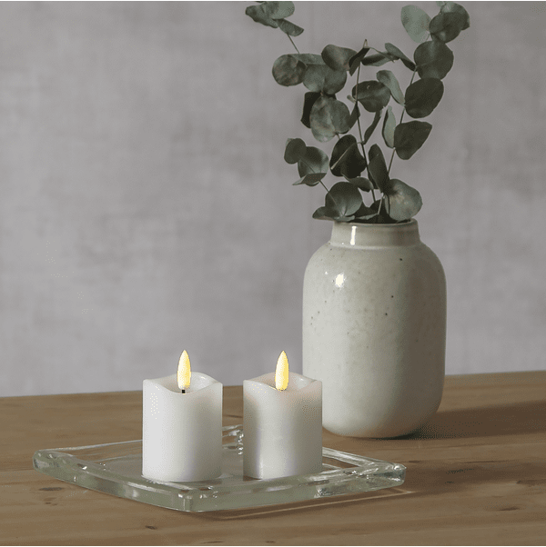 LED Blokklys Flamme Hvit Fra Star Trading - 2-pakning med blokklys med en veldig naturtro flamme som skinner med en varm hvit gl&oslash;d.