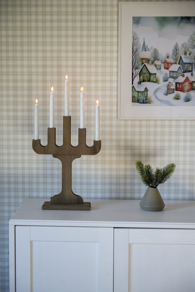 Candelabra 5 Lights Valnøtt Fra Konstsmide - Med fem lys sprer den en varm og atmosf&aelig;risk gl&oslash;d som skaper en koselig atmosf&aelig;re i vinterm&aring;nedene.