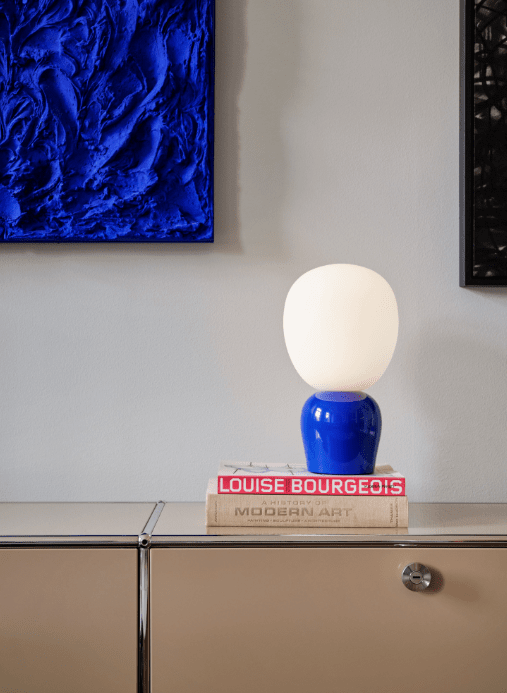Buddy 34cm Blå bordlampe Fra Belid - Med sin jevne gl&oslash;d og sofistikerte design blir Buddy en naturlig del av hjemmet, en f&oslash;lgesvenn som sprer lys og karakter i generasjoner fremover.