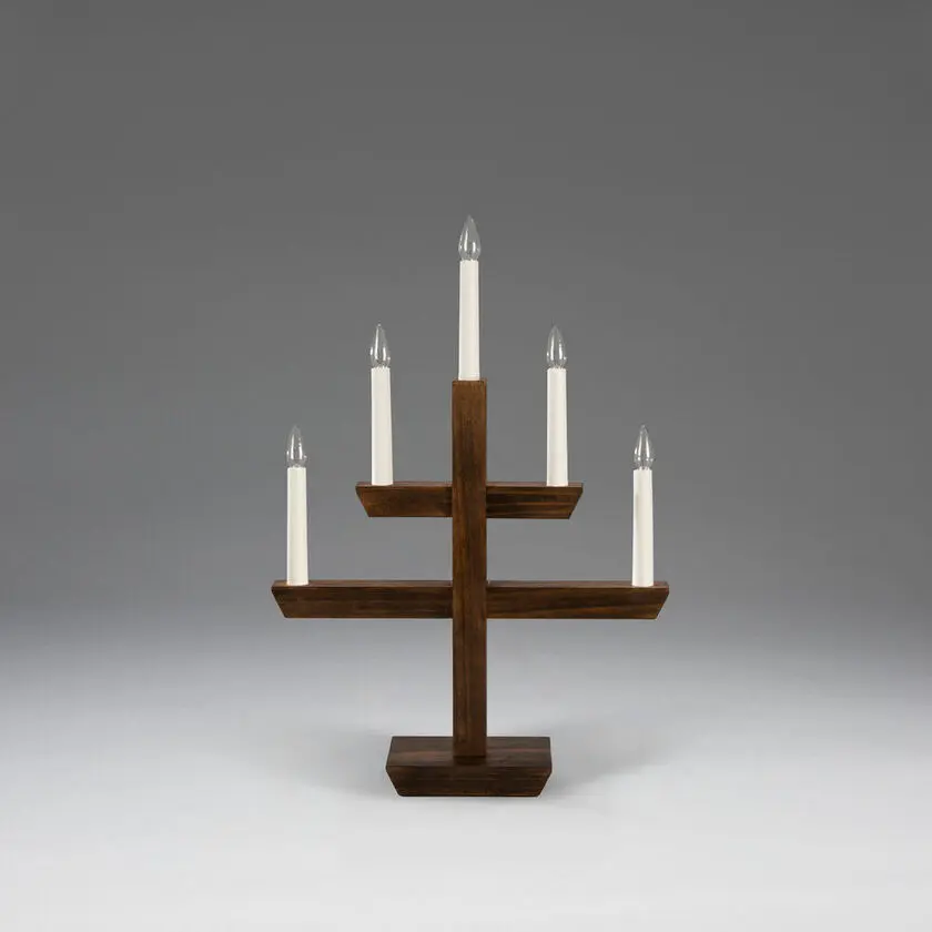 Wooden Candelabra 5 Lights Brun flekk Fra Konstsmide - En tidl&oslash;s interi&oslash;rdetalj som sprer en varm gl&oslash;d og passer perfekt i vinduet i adventstiden, eller som stemningsbelysning &aring;ret rundt.