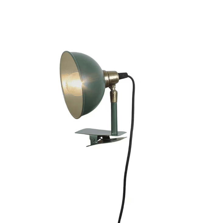 Pelle Grønn klemmelampe Fra Strömshaga - Bordlampe som kan festes til for eksempel; sengegavlen, en vinduskarm eller kanten på et bord eller en hylle.