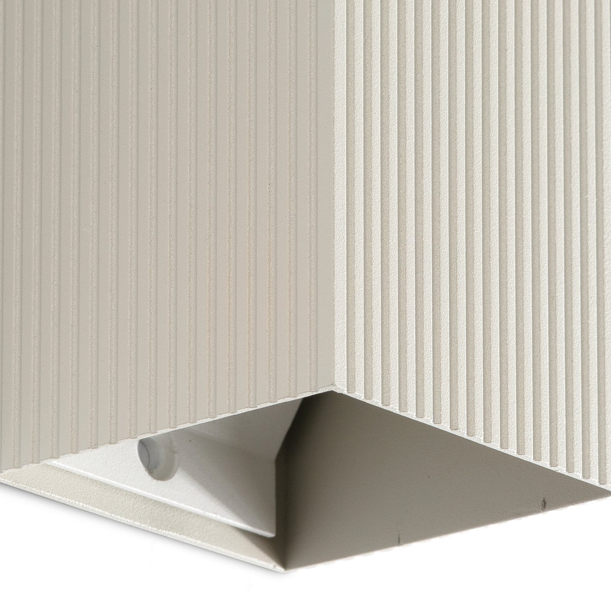 Lune 10cm Grå rillet vegglampe Fra Faro Barcelona - Lune er en firkantet vegglampe med en gr&aring;, ribbet overflate som kombinerer funksjon og form.