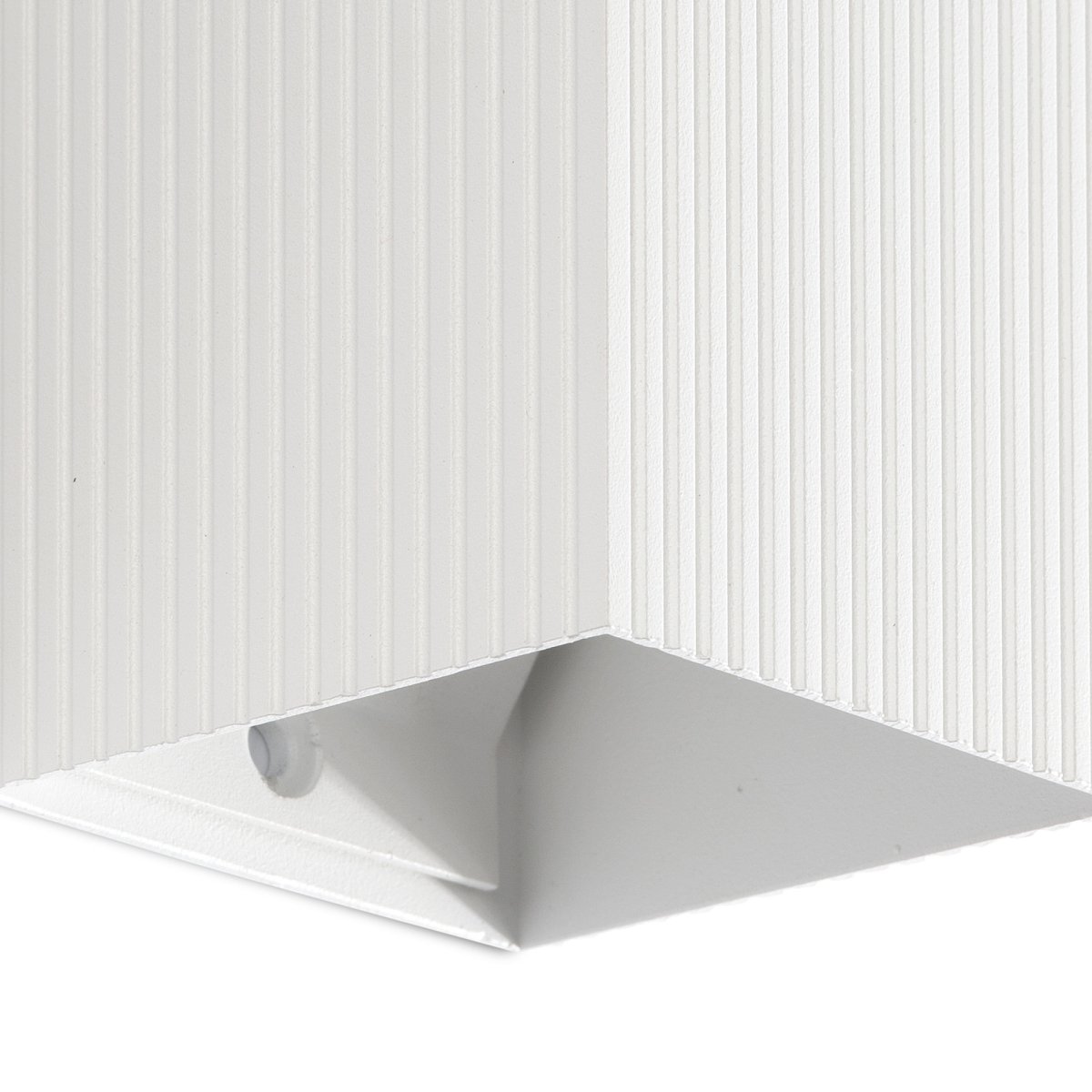 Lune 10cm Hvit rillet vegglampe Fra Faro Barcelona - Lune er en firkantet vegglampe med en hvit, riflet overflate som kombinerer funksjon og form.