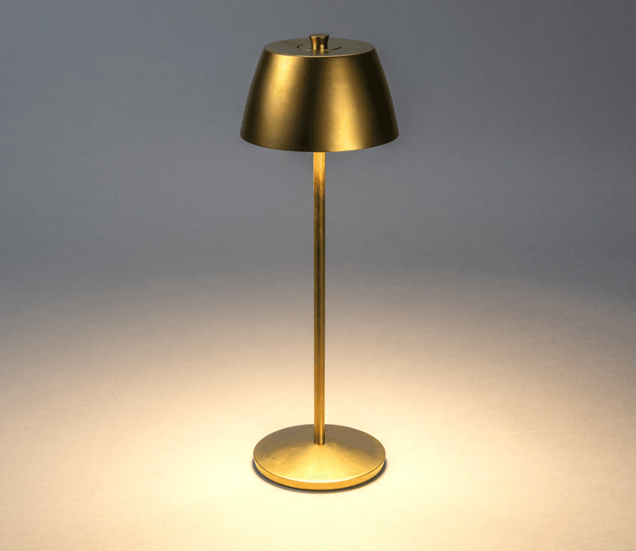 Èze 32cm Matt gull bærbar Fra Konstsmide - Lampen er utstyrt med en ber&oslash;ringsdimmer slik at du kan justere lysstyrken og fargetemperaturen fra varmt gult lys til varmt hvitt lys.