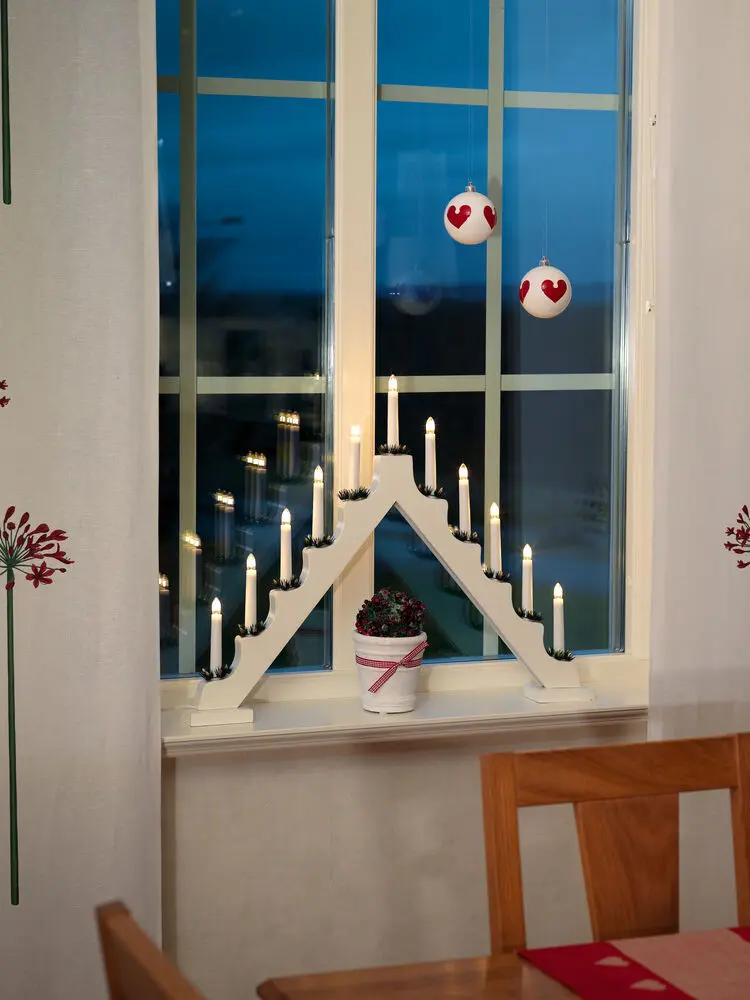 Candelabra 11 Lights Hvit Fra Konstsmide - Med sine 11 lys i klassisk trapesform og dekorative mansjetter skaper den en varm og festlig atmosf&aelig;re i hjemmet.