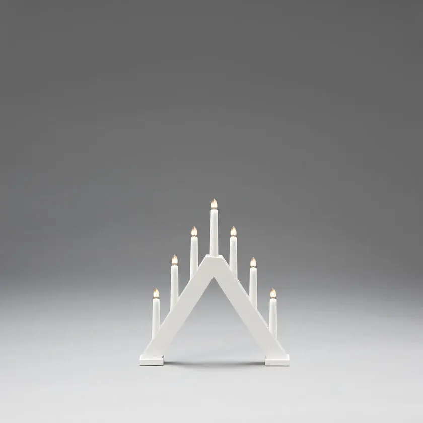 Candelabra 7 Lights Hvit Fra Konstsmide - Den klassiske pyramideformen er kombinert med et minimalistisk design, noe som gj&oslash;r den til en perfekt interi&oslash;rdetalj i b&aring;de tradisjonelle og moderne hjem.