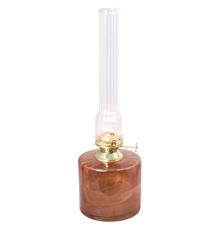 Kerosene lamp elvira big Brun Fra Strömshaga - Lampen er laget av 50-60 % resirkulert glass og passer med veke artikkelnummer 116210 og brennere med artikkelnummer 139420G eller 121810G.