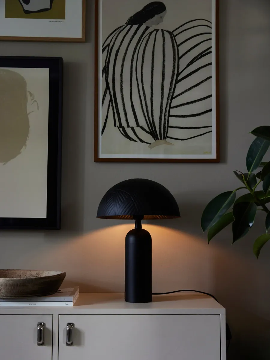 Carter 45cm Svart bordlampe Fra PR Home - Carter er laget av metall i en matt svart finish, skjermen er 31cm i diameter og har et dekorativt hamret mønster.