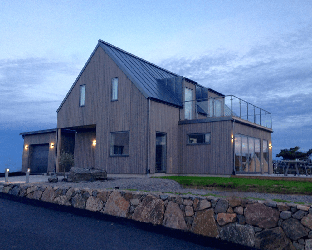 Illusion Reko Grå utendørslampe Fra Westal - Illusion Reko er en vegglampe med opp- og nedlys, laget av anodisert aluminium og pulverlakkert i en alugr&aring; farge Lampen er utstyrt med integrert LED og varmhvitt lysmønster.