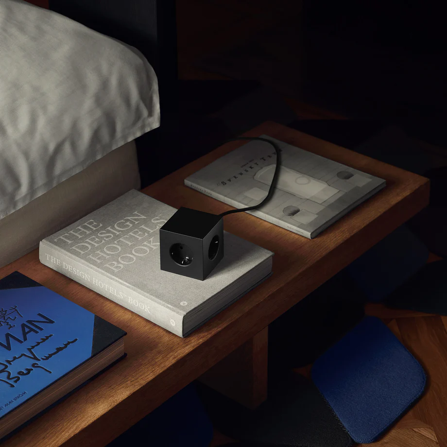 Square 1 with 30W Dual USBC & Magnetic base, 3m Svart Fra Avolt - Styreskinne fra Avolt med et stilig design med lang PVC-ledning, en kube laget av resirkulert plast og en magnetisk plate i bunnen slik at den kan henges p&aring; veggen.