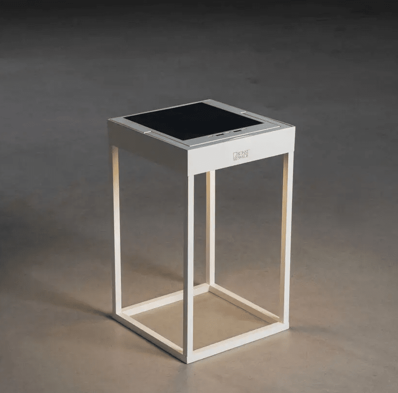 Portofino 30cm Hvit solcellelampe Fra Konstsmide - Lampen lades med solcellepanelet på 20h eller med den medfølgende USB-C-kabelen på 6h.