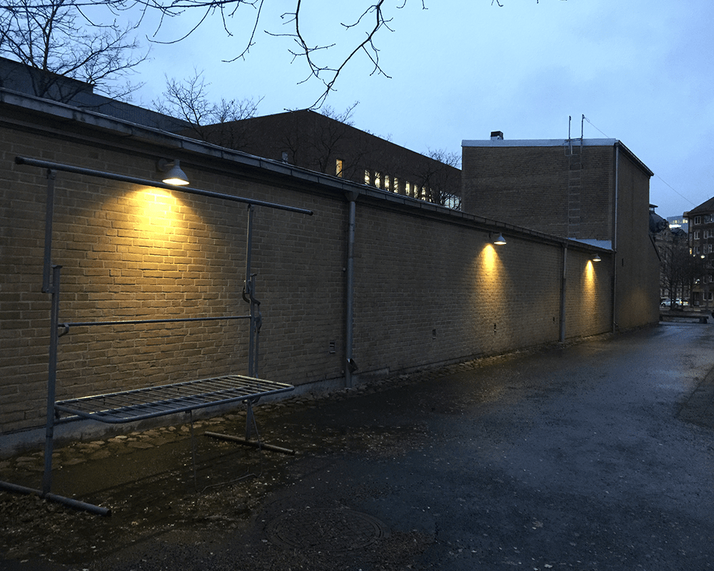 Ark Mini Hvit utendørslampe Fra Westal - Ark mini vegglampe er en veggarmatur med dempet downlight, laget av kromatert og pulverlakkert aluminium med blendingsbeskyttelse i PET-G.