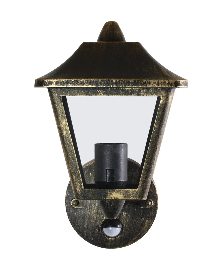 Tradition Sensor Svart/gull utendørslampe Fra Ledvance - Tradition Sensor er en stilig vegglampe i klassisk lanternedesign, perfekt for &aring; skape en innbydende atmosf&aelig;re ved innganger, innkj&oslash;rsler og fasader.