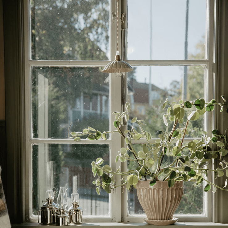 Ingrid Liten Ø16 Beige vinduslampe Fra Strömshaga - Skyggen har en marmorert finish som er malt for hånd, noe som gjør at ujevnheter og forskjeller kan oppstå.