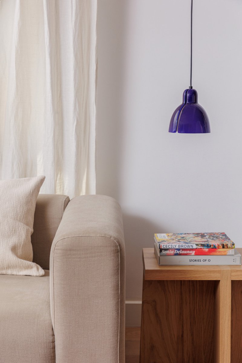 Venice Ø16 Blå Taklampe Fra Faro Barcelona - Den bl&aring; keramiske skjermen er h&aring;ndlaget i et verksted i Barcelona og passer perfekt i lampeholderen &ndash; enkel &aring; montere selv!