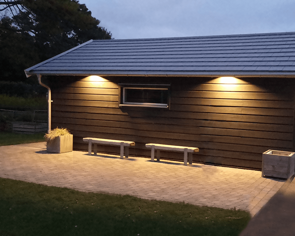 Tora Grå Fra Westal - Denne takarmaturen har en kompakt og stilig design som gir effektivt downlight.