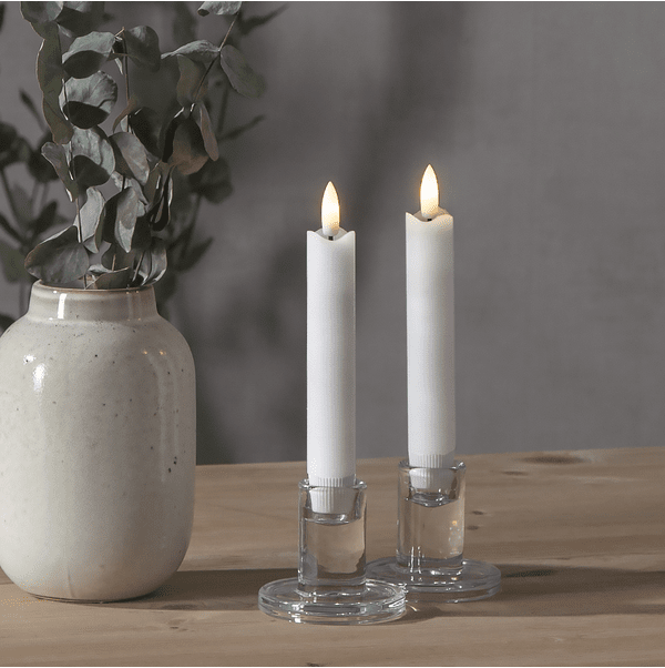 LED Antikklys Flamme Hvit Fra Star Trading - Laget av ekte voks med en veldig naturtro flamme som skinner med en varm hvit gl&oslash;d.