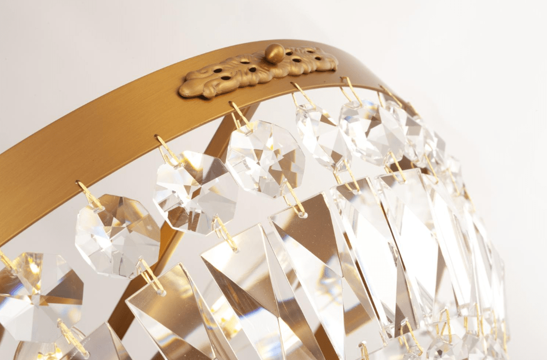 Rhea Ø50 Børstet messing krystall Fra Norrsken Design - Det gir rommet et luksuriøst og elegant uttrykk og skaper en sofistikert atmosfære.