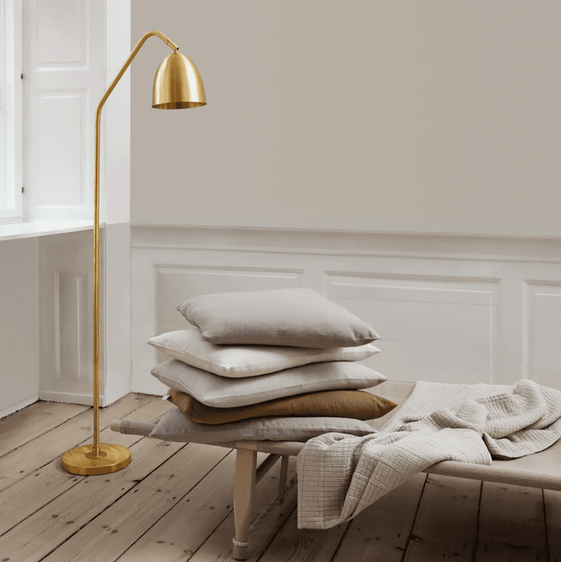 Soft Matt messing gulvlampe Fra H. Skjalm P - Den passer også perfekt i hallen eller på kontoret vil gi et vakkert nedoverrettet lys og en koselig atmosfære.
