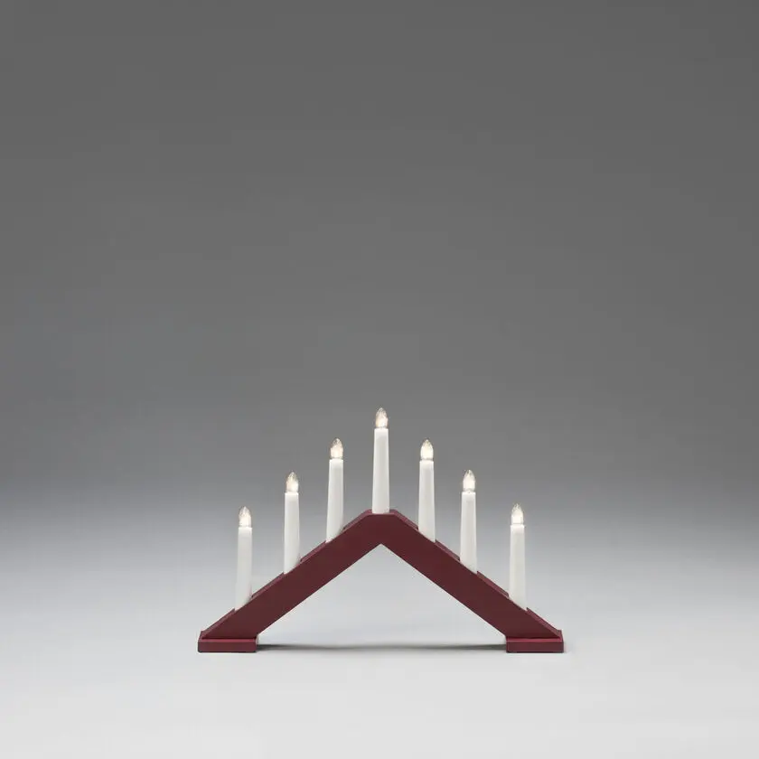 Candelabra 7 Lights Matt mørk rød Fra Konstsmide - Gi hjemmet ditt en tidl&oslash;s og stilig julestemning med denne elegante adventslysestaken i tre.
