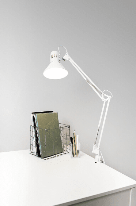 Venla Hvit klemmelampe Fra Airam - Klassisk og tidl&oslash;s skrivebordslampe og innvendig armatur.