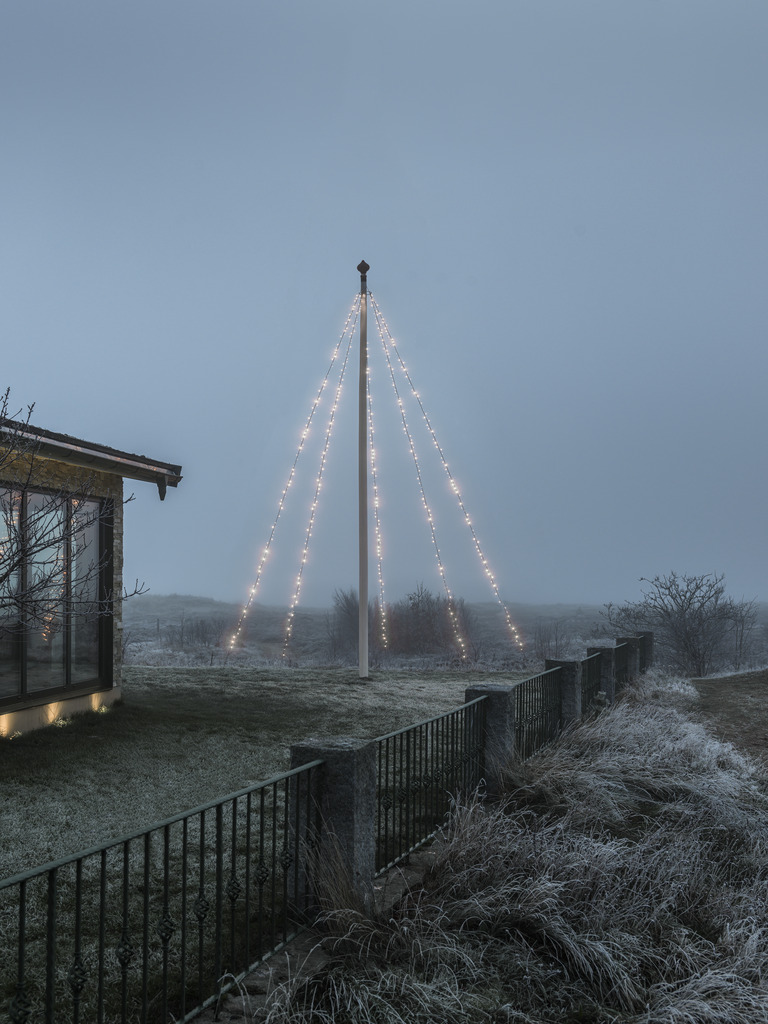Flaggstangsbelysning Warm White 5m Svart Fra Konstsmide - Flaggstangsnor med 5 løkker og 100 frostede varmhvite LED-lys som skaper en elegant, vinterlig glød.