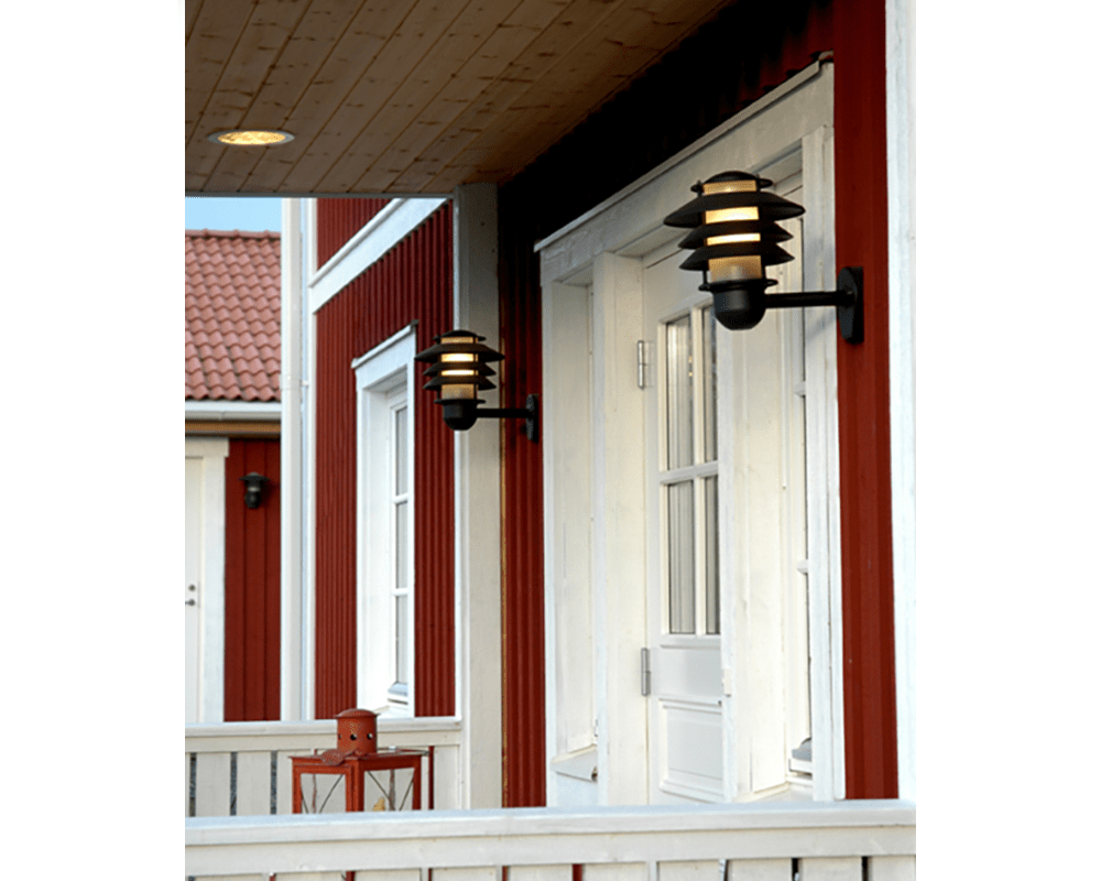 Alefors Svart utendørslampe Fra Westal - Baksiden er utstyrt med to innganger og utganger og hurtigkoblingsterminal for enkel installasjon.
