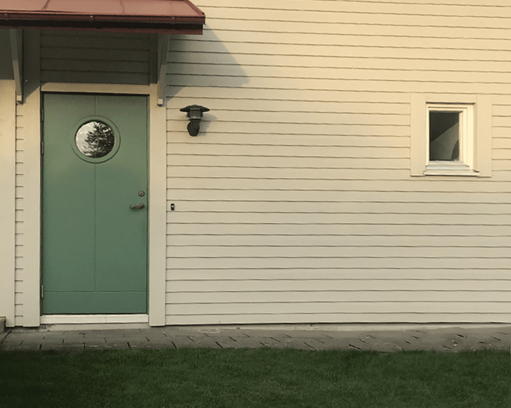 Tellus Svart utendørslampe Fra Westal - Tellus-vegglampen er en svenskdesignet armatur med en E27-sokkel og en kopp av opalt glass som omgir lyskilden.