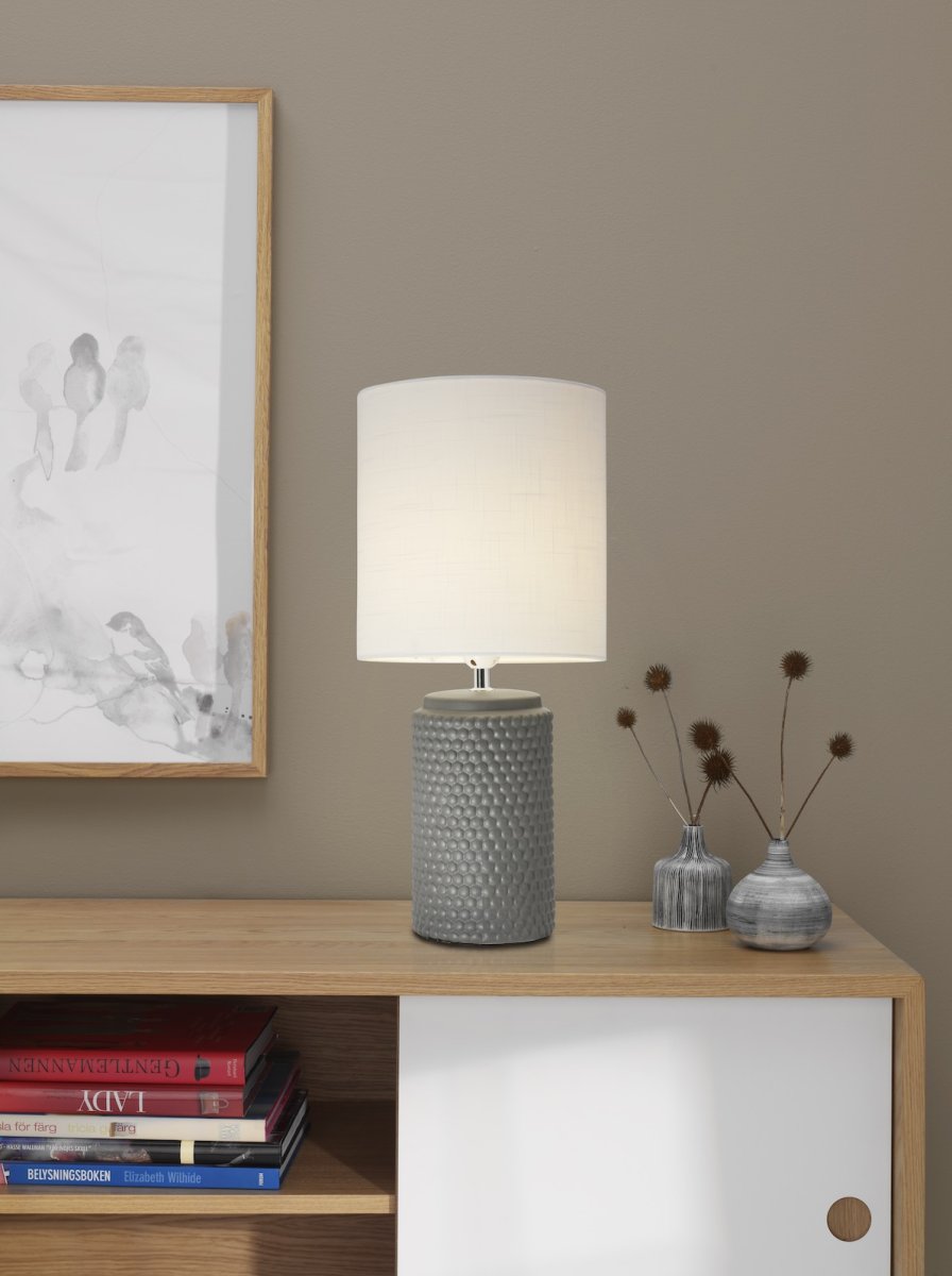 Bubble 50cm Grå bordlampe Fra Cottex - Bubble bordlampe er en stilig keramisk lampe med en unik boblestruktur p&aring; foten som gir et moderne inntrykk.