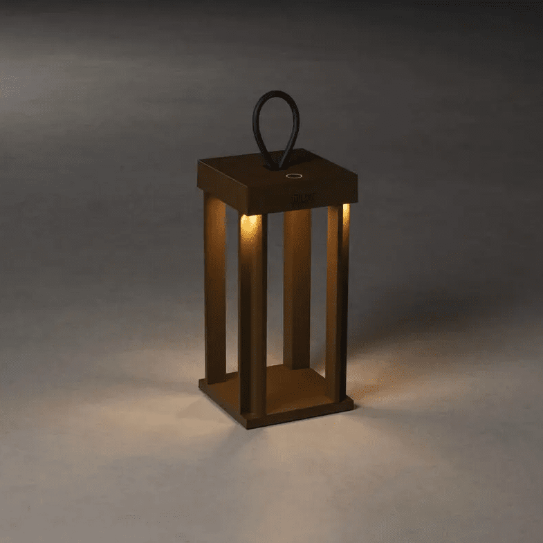 Cannes 42cm Rust bærbar Fra Konstsmide - Lampen er utstyrt med en berøringsdimmer slik at du kan justere lysstyrke og fargetemperatur.