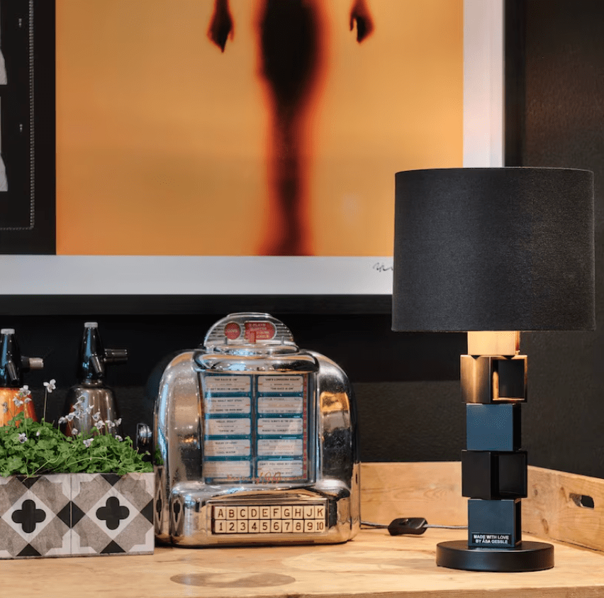 Hello Sunshine 50cm Svart bordlampe Fra By Rydéns - Den avrundede sorte lampeskjermen i stoff harmonerer i kontrast til den smalere lampefoten, som best&aring;r av murstein stablet p&aring;; hverandre i et vakkert design.