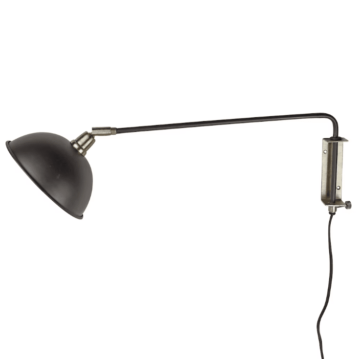 Kerstin 44cm Svart vegglampe Fra Strömshaga - Vegglampe i sort metall med vippbart hode og dekorative messingdetaljer.