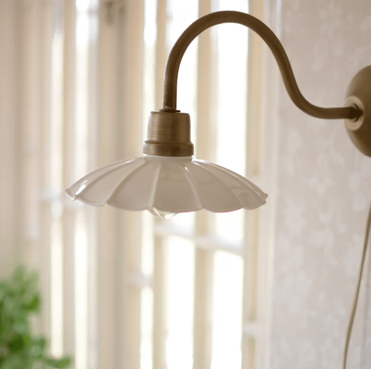 Gustav Ø20 Hvit/antikk messing vegglampe Fra Strömshaga - Den antikk messingfinishen er kombinert med en hvitlakkert metallskjerm med en vakkert b&oslash;lget kant, noe som gir et mykt og stilig uttrykk.