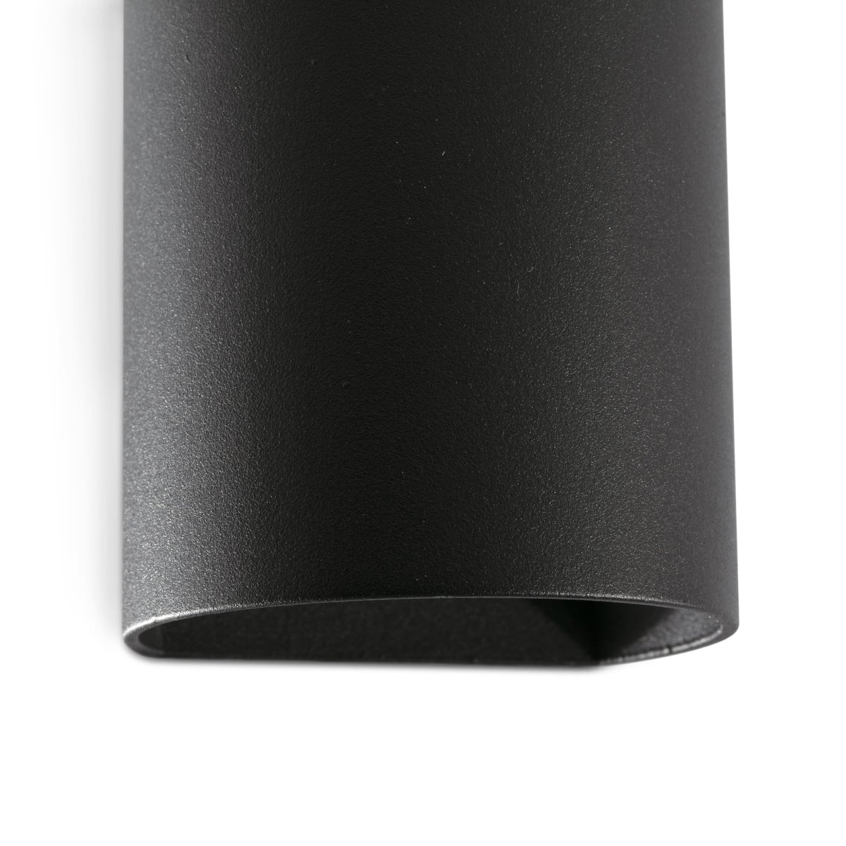 Sole 10cm Svart vegglampe Fra Faro Barcelona - Den er tilgjengelig i to st&oslash;rrelser og kan gi lys i &eacute;n eller to retninger, noe som gj&oslash;r den ideell for ganger, trapper og mindre rom.