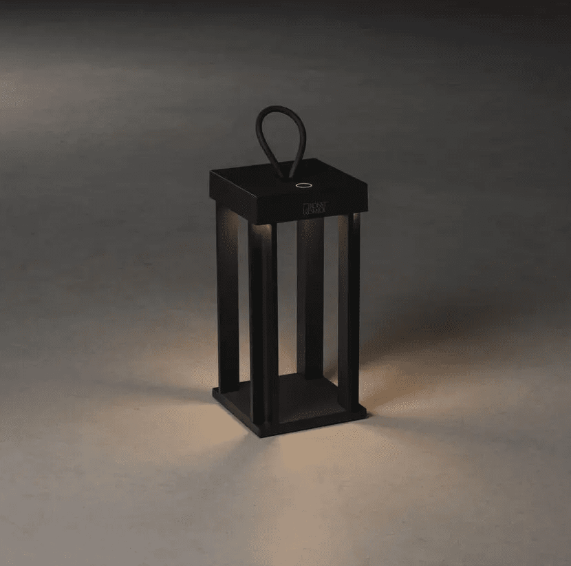 Cannes 42cm Svart bærbar Fra Konstsmide - Lampen er utstyrt med en berøringsdimmer slik at du kan justere lysstyrke og fargetemperatur.