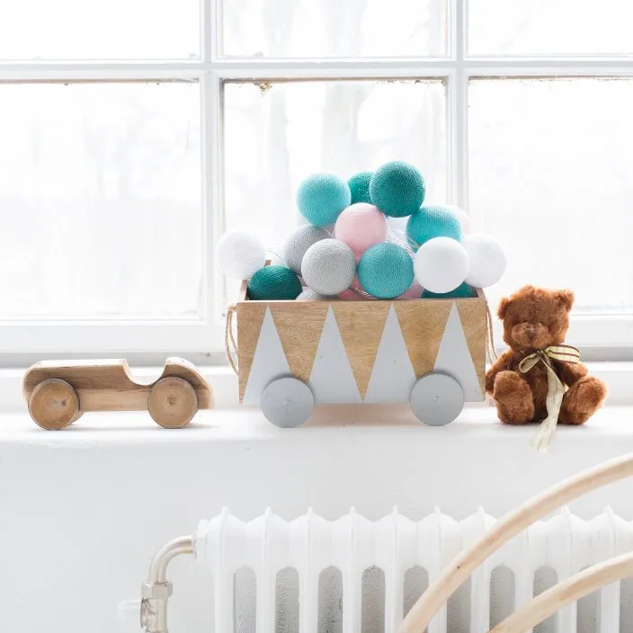 Irislights Spring 20-lights Flerfarget Fra Irislights - Lyslenken er en skikkelig stemningsforsterker og skaper en koselig og hjemmekoselig gl&oslash;d uansett hvor du plasserer den.