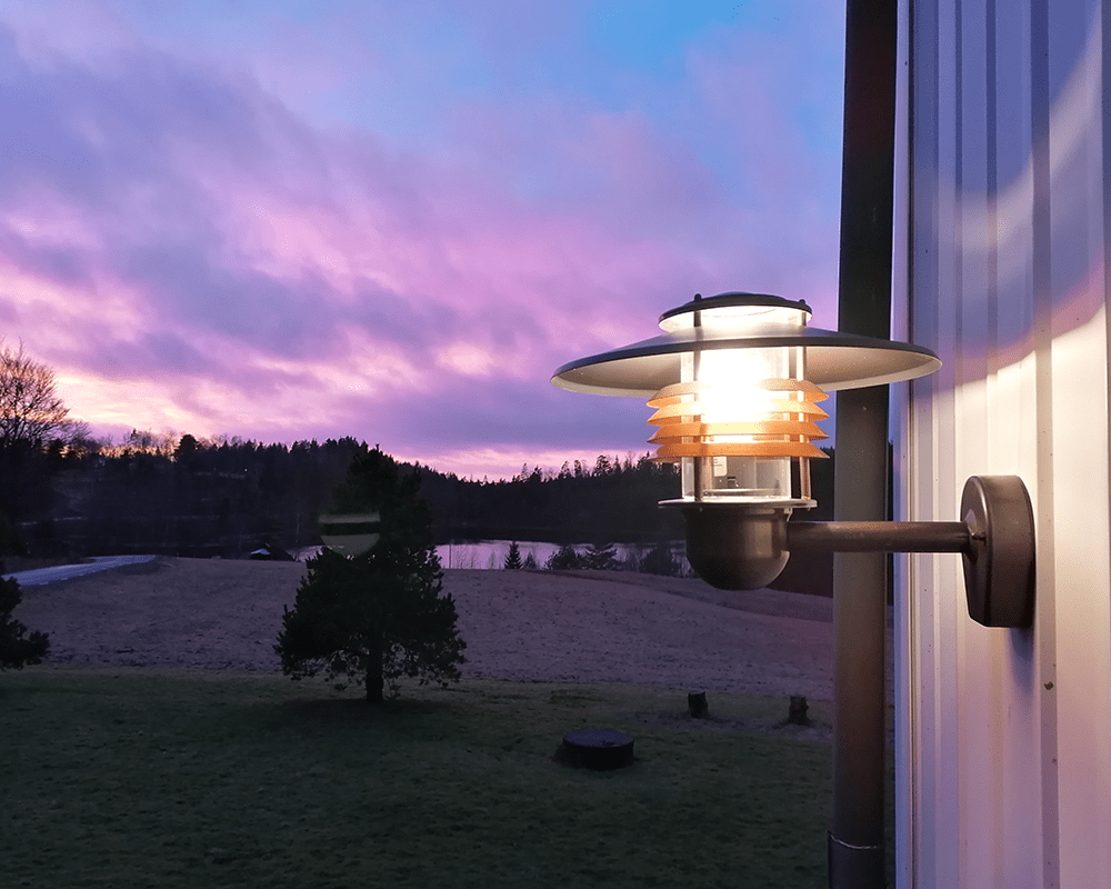 Arnäs Oksidert kobber utendørslampe Fra Westal - Arn&auml;s vegglampe er en stilig armatur med et allround lysmønster og en klar glasskuppel som omgir lyskilden.