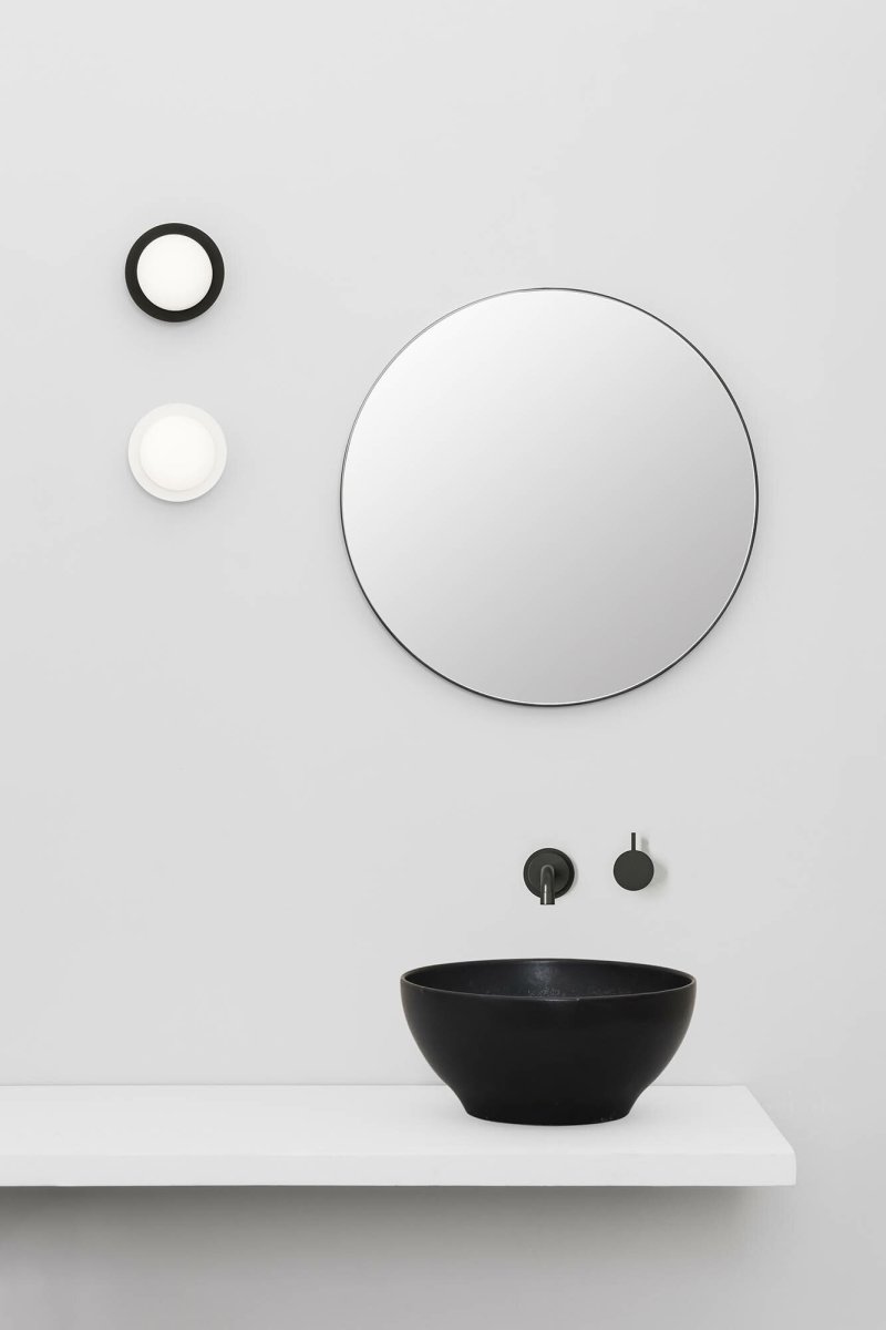 May Ø12 Hvit baderomslampe Fra Faro Barcelona - May er en rund og stilig lampe designet av Faro Lab, som kan monteres b&aring;de p&aring; veggen og i taket.