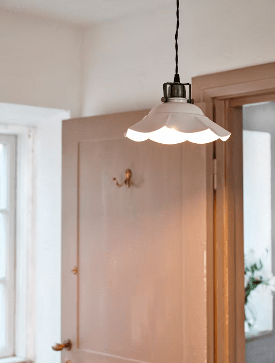 Frida Ø25 Hvit vinduslampe Fra Strömshaga - Lampen har en sort tekstilledning som er ca.