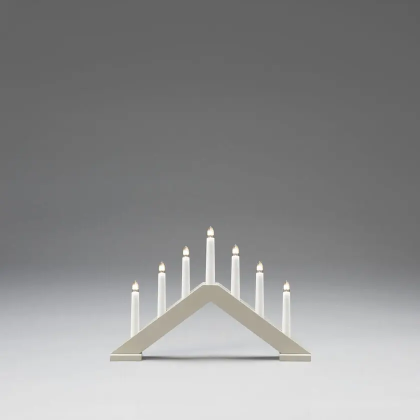 Candelabra 7 Lights Matt beige Fra Konstsmide - Gi hjemmet ditt en tidl&oslash;s og stilig julestemning med denne elegante adventslysestaken i tre.