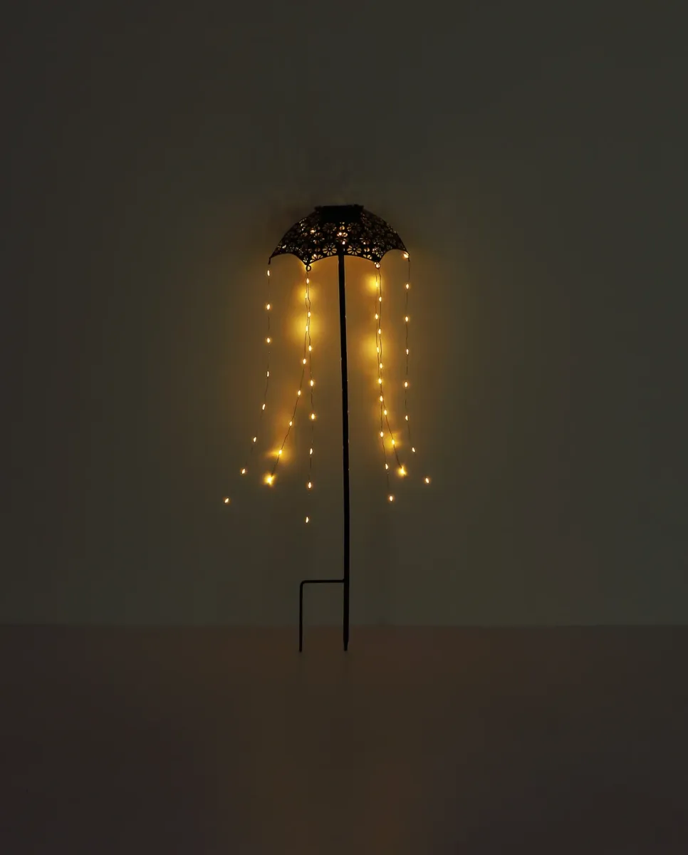 Umbrella Svart solcellelampe Fra Globo Lighting - Skapa en magisk st&auml;mning i tr&auml;dg&aring;rden med Umbrella, en unik solcellsbelysning med vackert utskuret m&ouml;nster och h&auml;ngande ljusslingor.