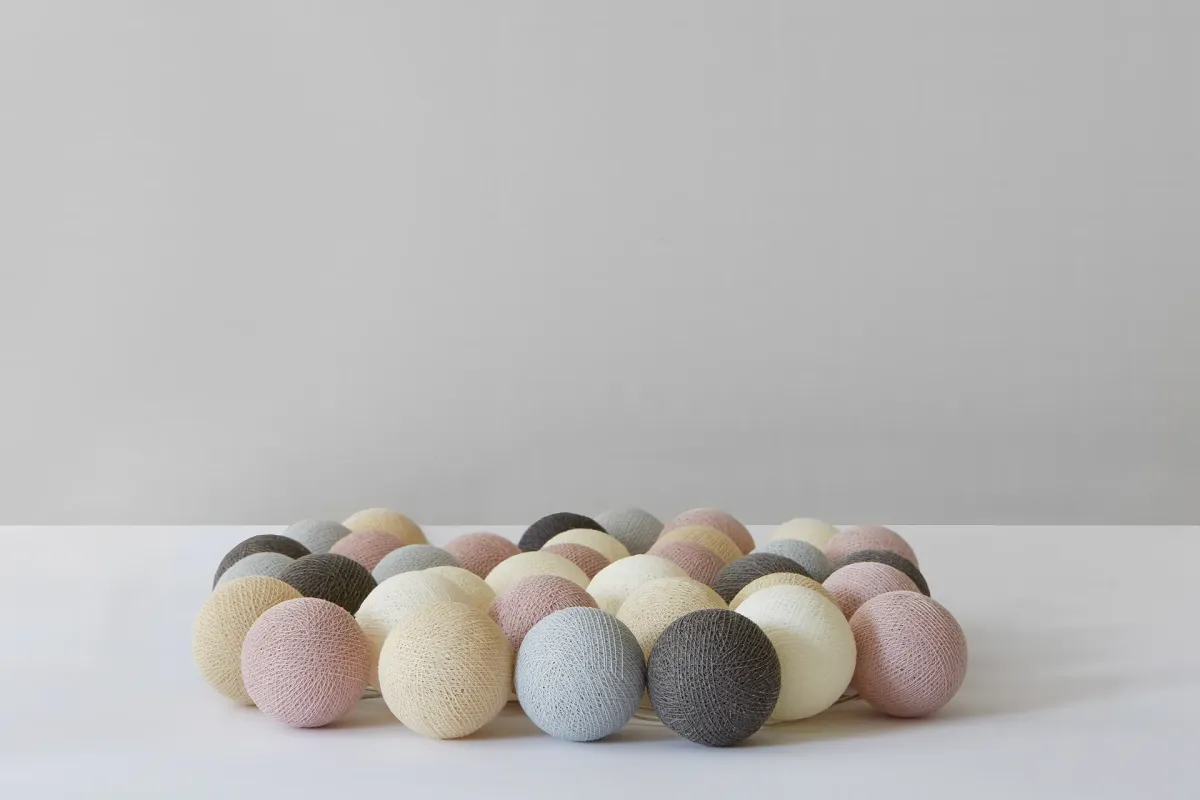 Irislights Blush 20-lights Flerfarget Fra Irislights - Kulene sprer en behagelig gl&oslash;d n&aring;r lyslenken er tent, og den kan plasseres p&aring; mange forskjellige m&aring;ter for &aring; skape variasjon!