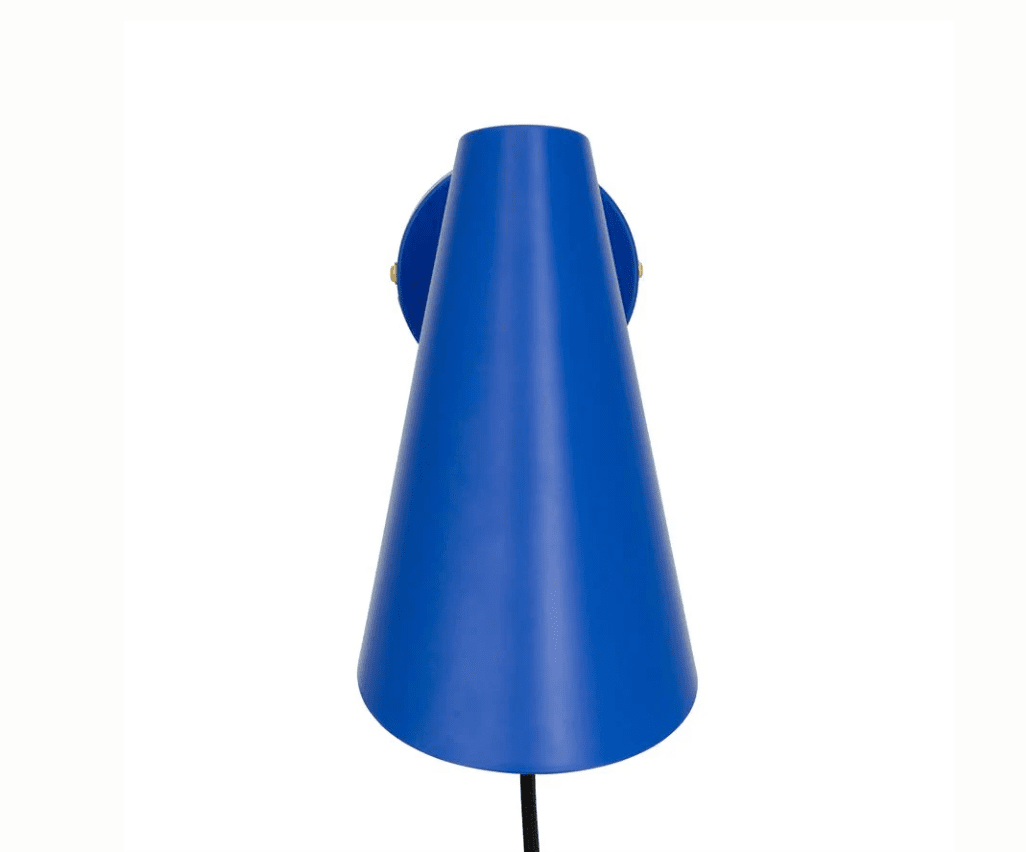 Cale 25cm Blå leselampe Fra Dyberg Larsen - Cale er en stilig vegglampe i klar bl&aring; med messingdetaljer.